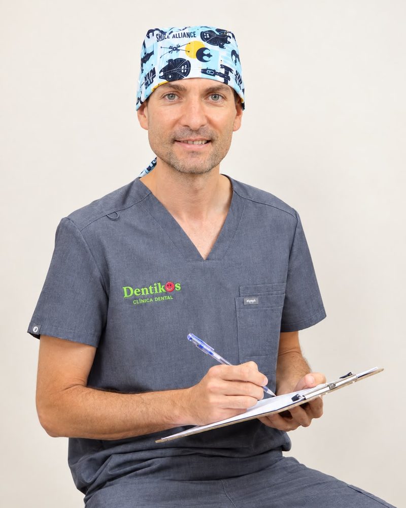 Rafael Cortés, de administración y asistencia en Dentikos, clínica dental en Orihuela