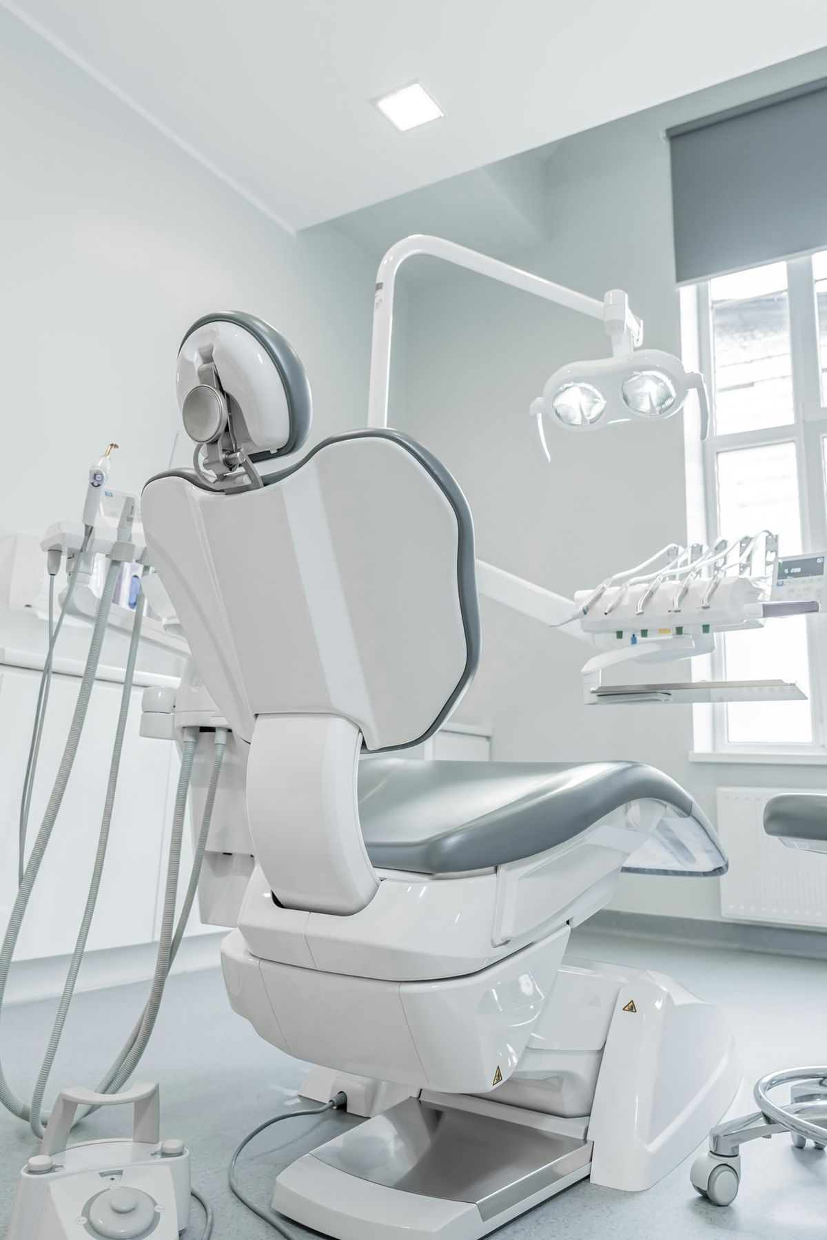 Sillón dental en un gabinete luminoso