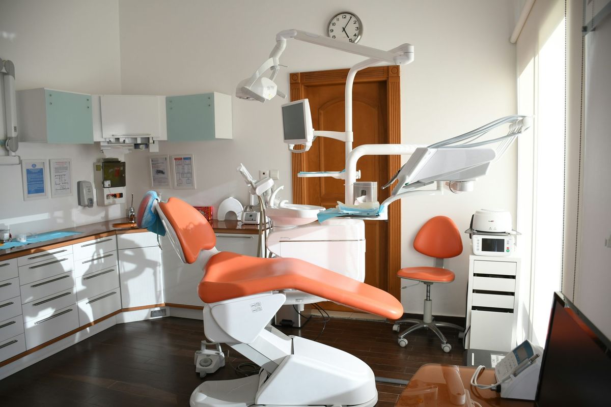Gabinete dental con sillón y muebles auxiliares