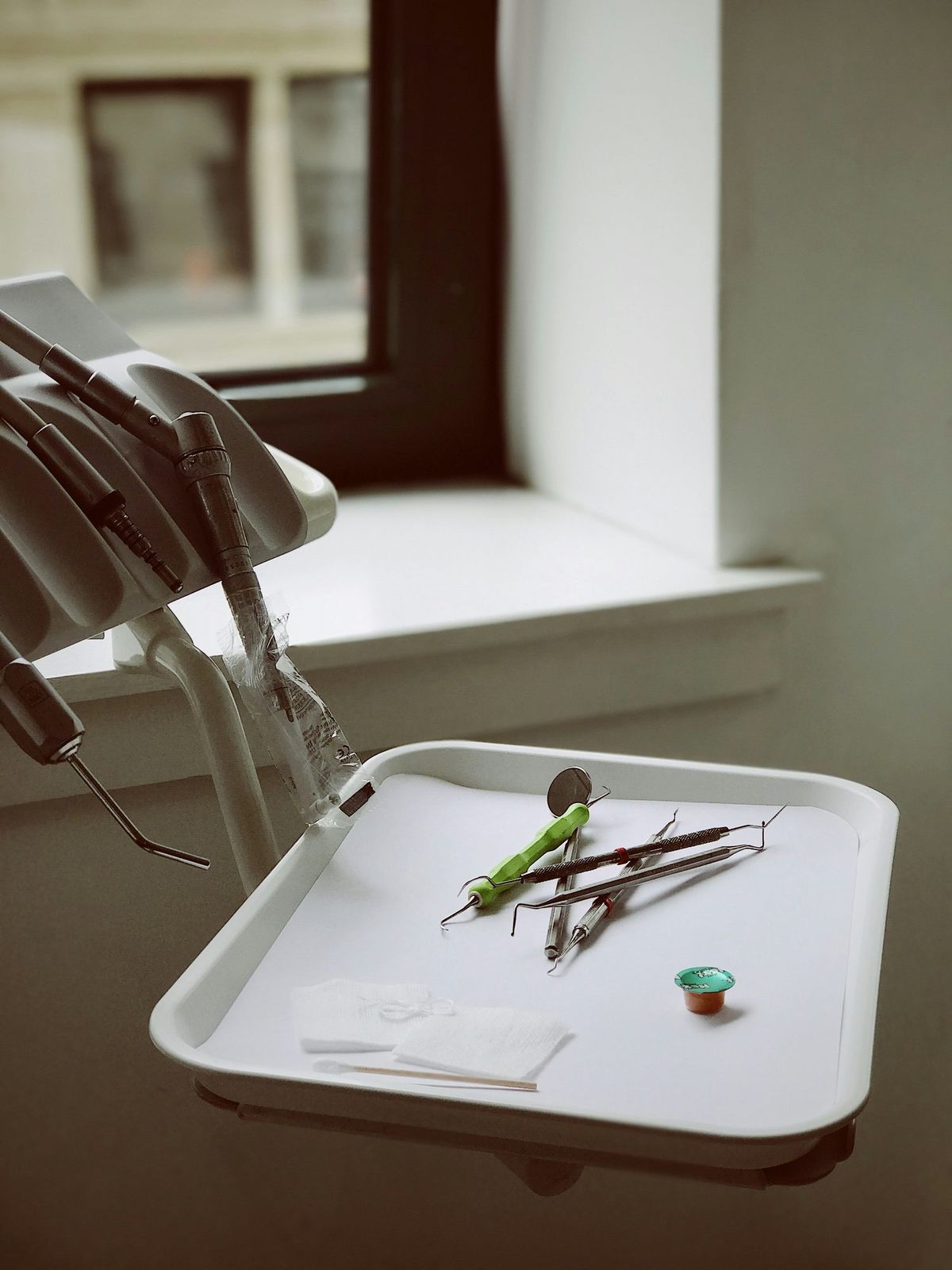 Bandeja con instrumental dental